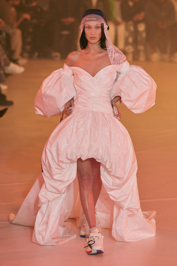 من عرض أزياء Off White لموسم خريف 2022