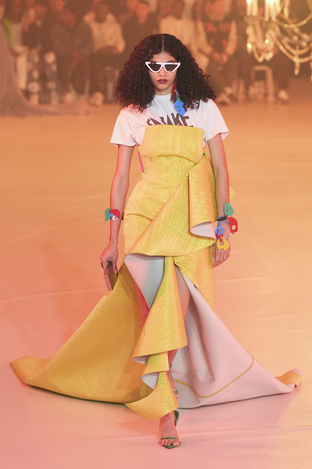 من عرض أزياء Off White لموسم خريف 2022