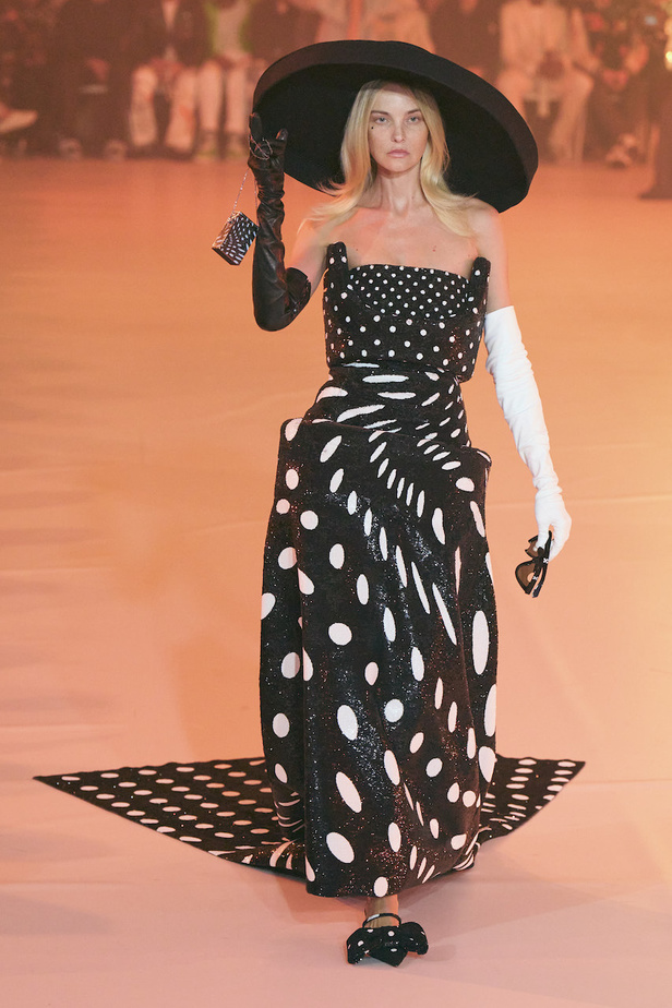 من عرض أزياء Off White لموسم خريف 2022