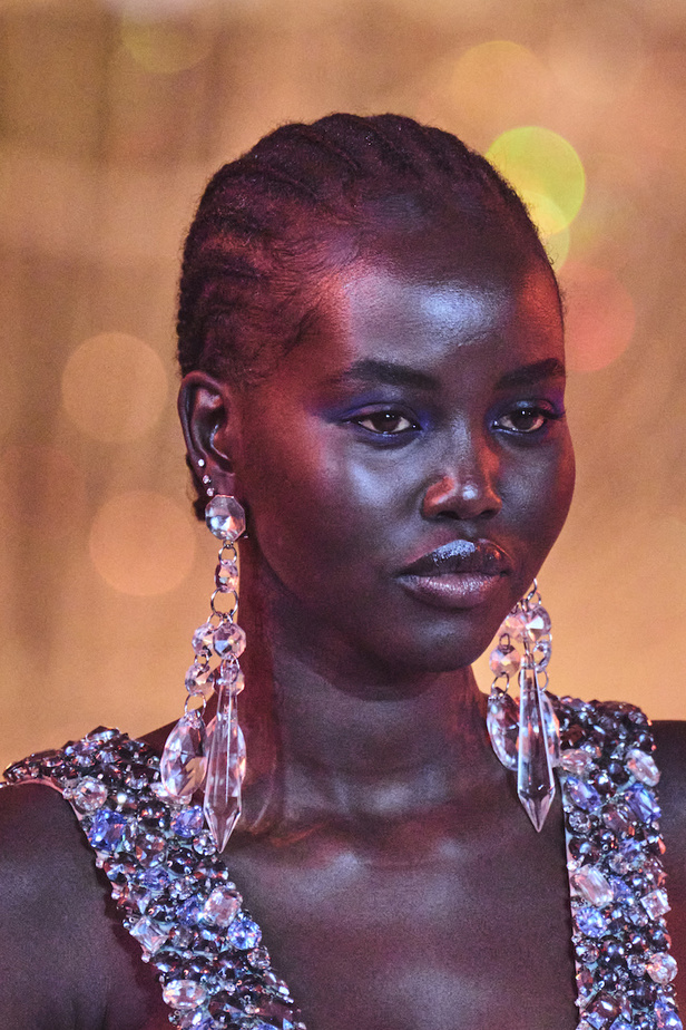 عرض أزياء Off White من أول العروض في باريس يخطف الأنظار بحضور أشهر العارضات