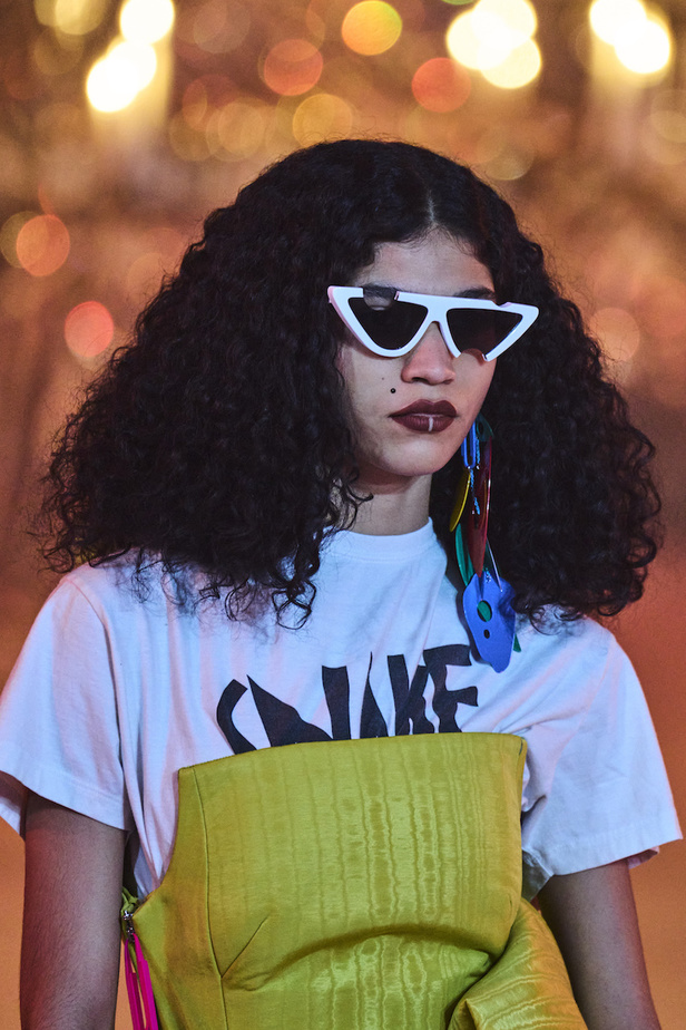 عرض أزياء Off White من أول العروض في باريس يخطف الأنظار بحضور أشهر العارضات