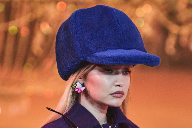 عرض أزياء Off White من أول العروض في باريس يخطف الأنظار بحضور أشهر العارضات