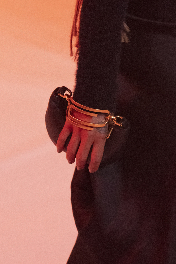 عرض أزياء Off White من أول العروض في باريس يخطف الأنظار بحضور أشهر العارضات