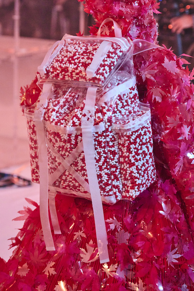 عرض أزياء Off White من أول العروض في باريس يخطف الأنظار بحضور أشهر العارضات