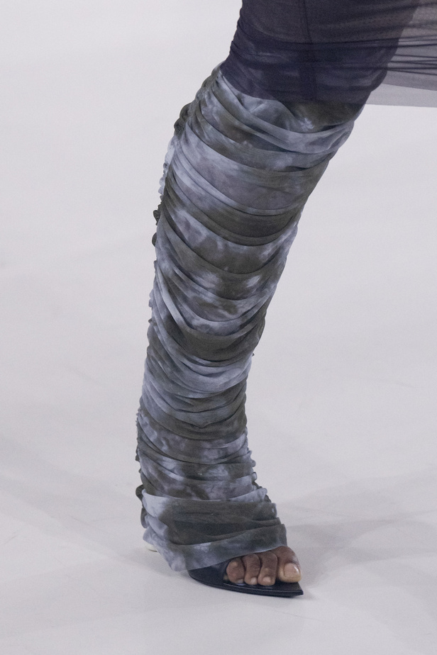 عرض أزياء Off White من أول العروض في باريس يخطف الأنظار بحضور أشهر العارضات