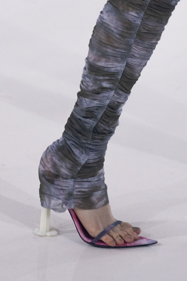 عرض أزياء Off White من أول العروض في باريس يخطف الأنظار بحضور أشهر العارضات