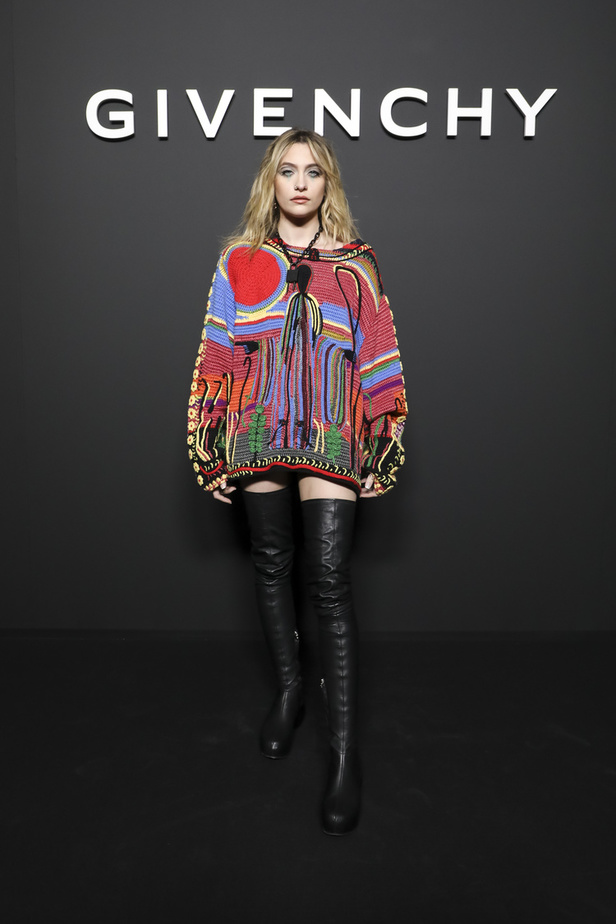 لمسات الكشكش واللؤلؤ تزيّن مجموعة أزياء Givenchy لخريف وشتاء 2022