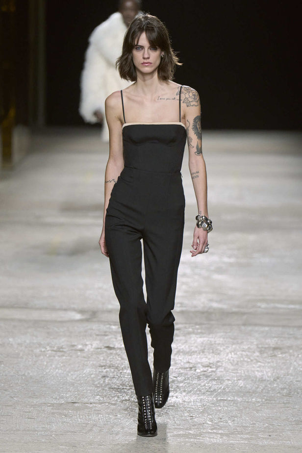 عرض أزياء مجموعة Ports 1961 لموسم خريف وشتاء 2022 في ميلانو