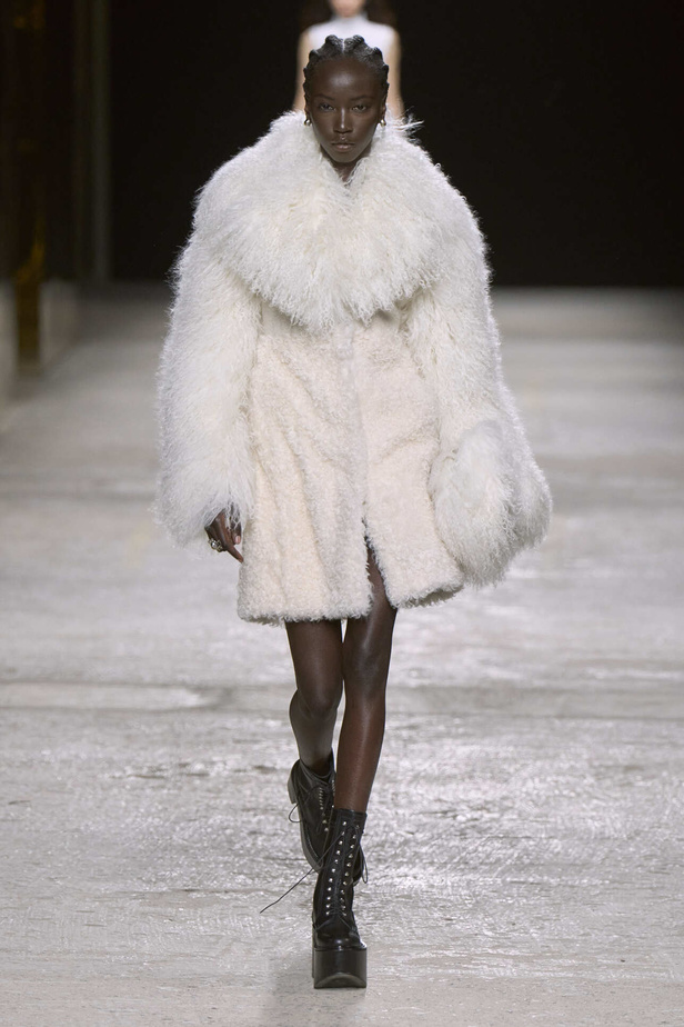 عرض أزياء مجموعة Ports 1961 لموسم خريف وشتاء 2022 في ميلانو