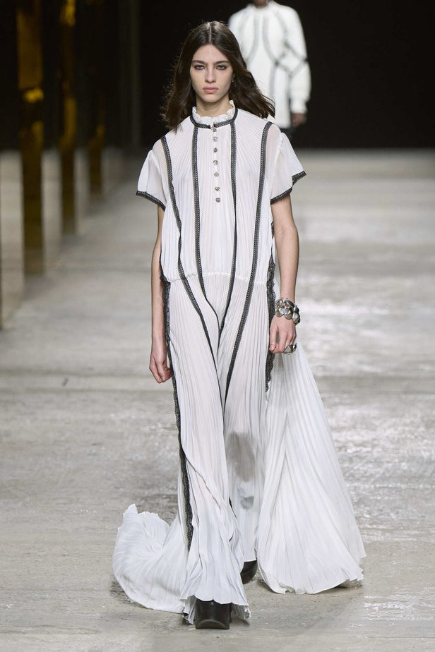 عرض أزياء مجموعة Ports 1961 لموسم خريف وشتاء 2022 في ميلانو