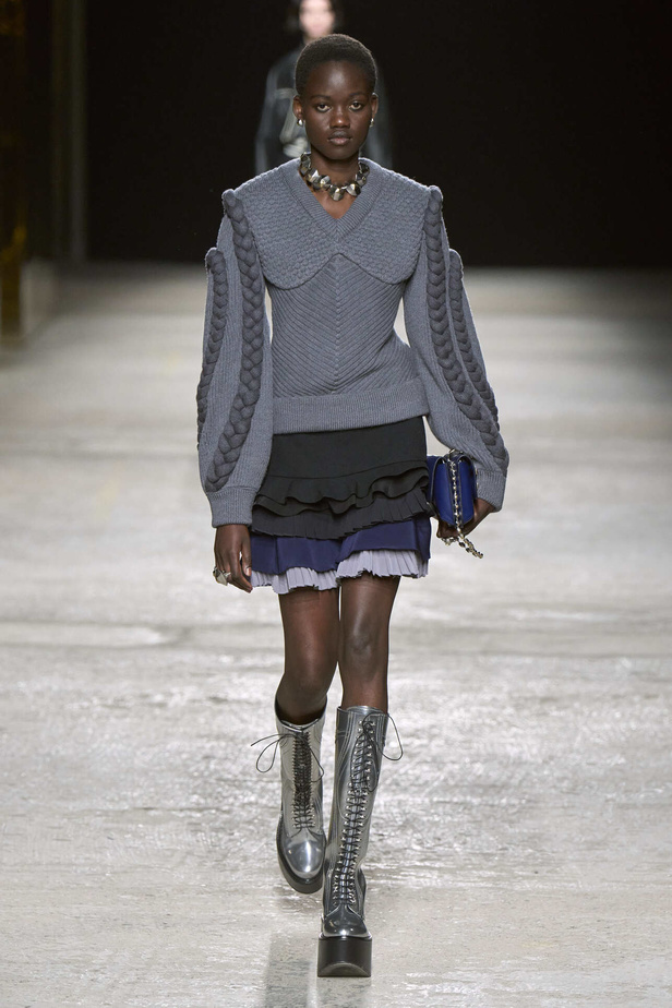 عرض أزياء مجموعة Ports 1961 لموسم خريف وشتاء 2022 في ميلانو