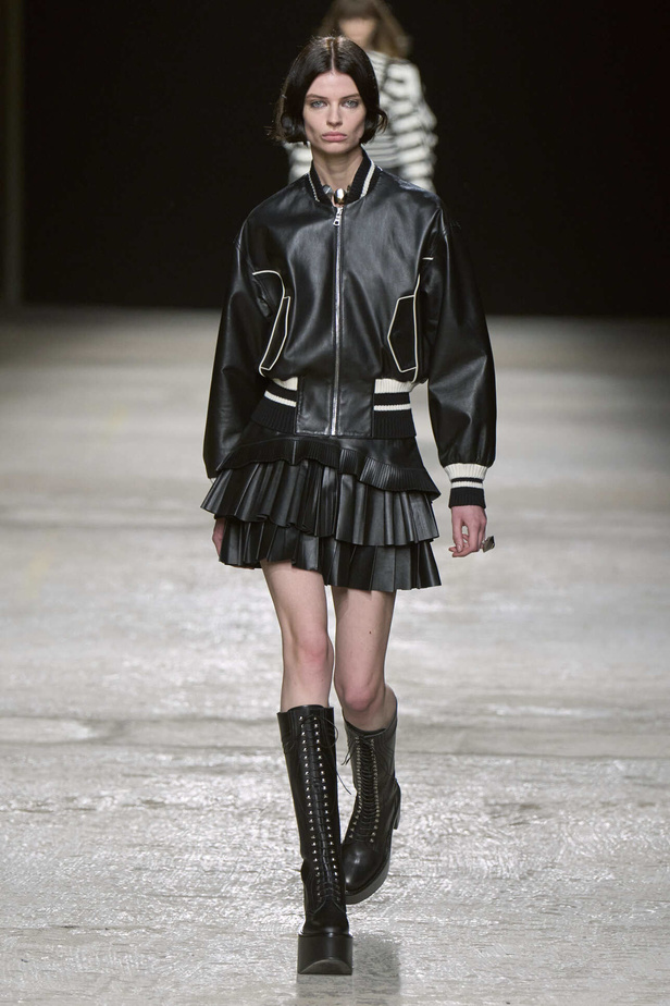 عرض أزياء مجموعة Ports 1961 لموسم خريف وشتاء 2022 في ميلانو