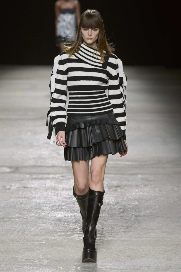 عرض أزياء مجموعة Ports 1961 لموسم خريف وشتاء 2022 في ميلانو