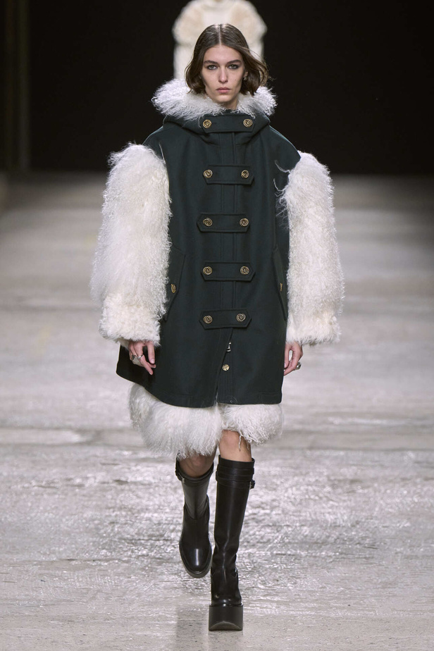 عرض أزياء مجموعة Ports 1961 لموسم خريف وشتاء 2022 في ميلانو