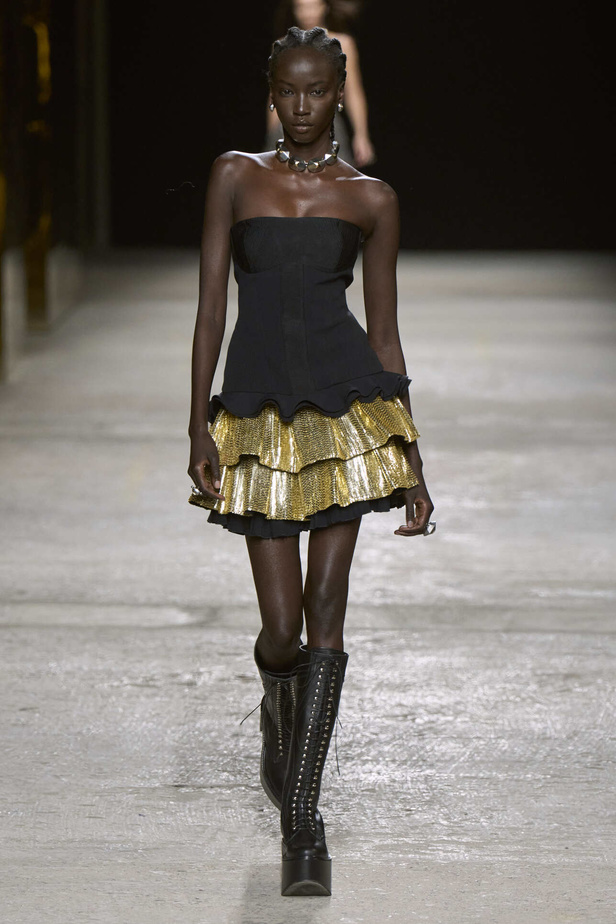 عرض أزياء مجموعة Ports 1961 لموسم خريف وشتاء 2022 في ميلانو