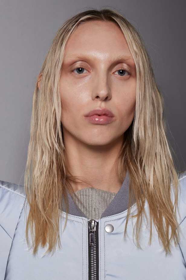 اطلالات جمالية في عرض أزياء مجموعة Rick Owens لموسم خريف وشتاء 2022 