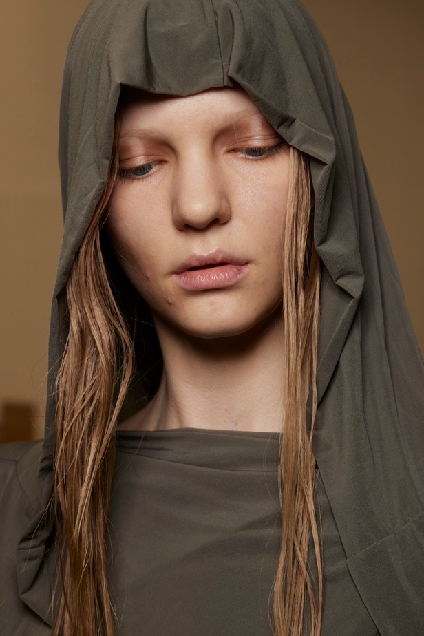 اطلالات جمالية في عرض أزياء مجموعة Rick Owens لموسم خريف وشتاء 2022 