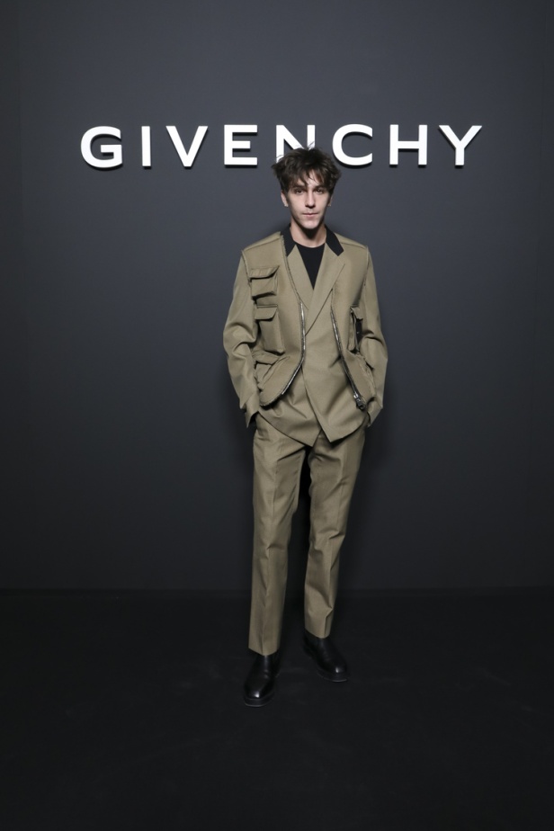 لمسات الكشكش واللؤلؤ تزيّن مجموعة أزياء Givenchy لخريف وشتاء 2022