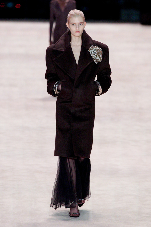 عرض أزياء Saint Laurent لشتاء 2022 بين كلاسيكية الألوان وجرأة الأقمشة  