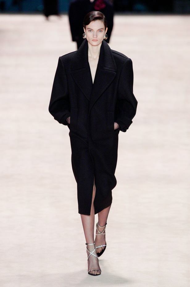 عرض أزياء Saint Laurent لشتاء 2022 بين كلاسيكية الألوان وجرأة الأقمشة  