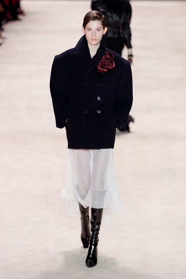 عرض أزياء Saint Laurent لشتاء 2022 بين كلاسيكية الألوان وجرأة الأقمشة  