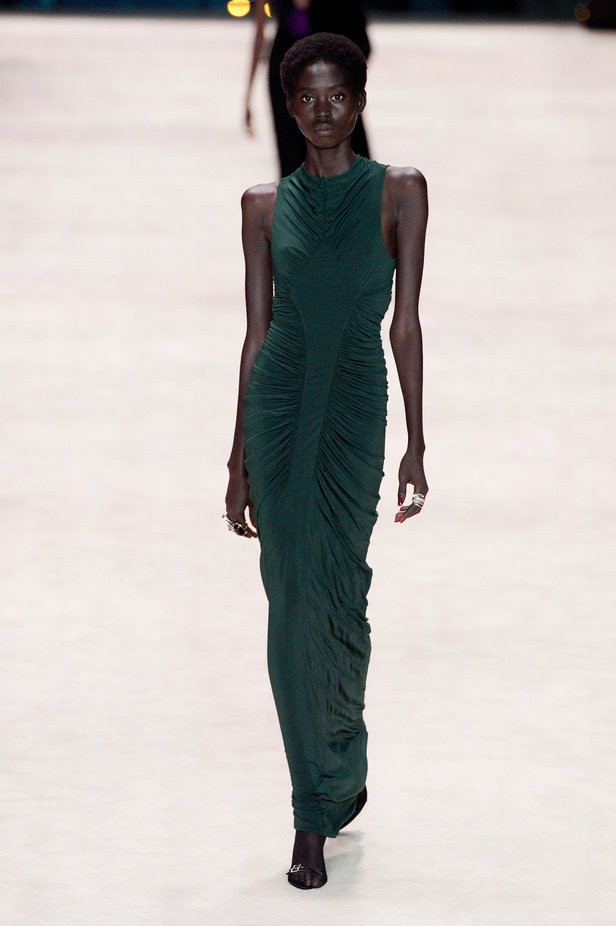 عرض أزياء Saint Laurent لشتاء 2022 بين كلاسيكية الألوان وجرأة الأقمشة  