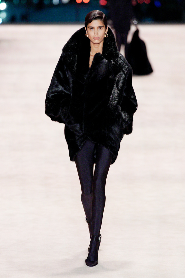 عرض أزياء Saint Laurent لشتاء 2022 بين كلاسيكية الألوان وجرأة الأقمشة  