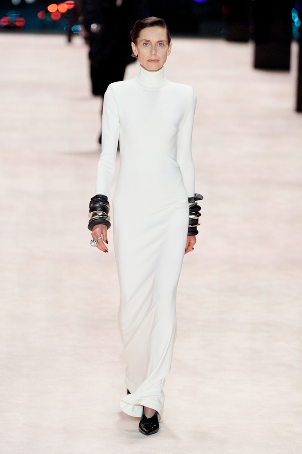 عرض أزياء Saint Laurent لشتاء 2022 بين كلاسيكية الألوان وجرأة الأقمشة  