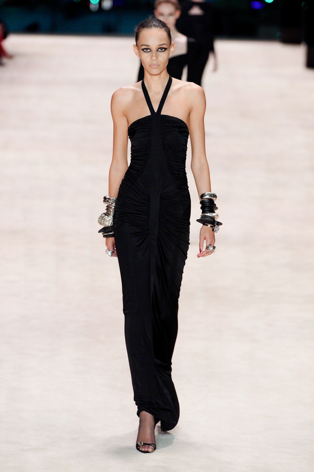 عرض أزياء Saint Laurent لشتاء 2022 بين كلاسيكية الألوان وجرأة الأقمشة  