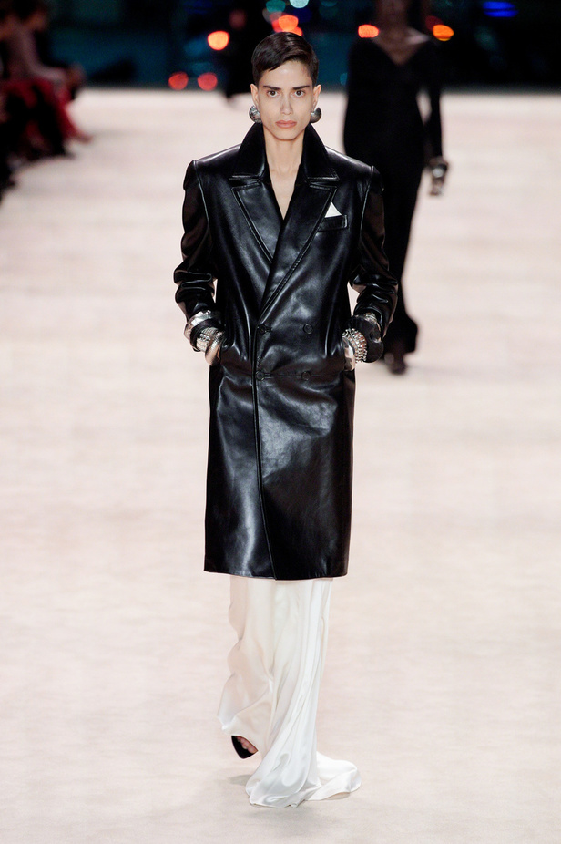 عرض أزياء Saint Laurent لشتاء 2022 بين كلاسيكية الألوان وجرأة الأقمشة  