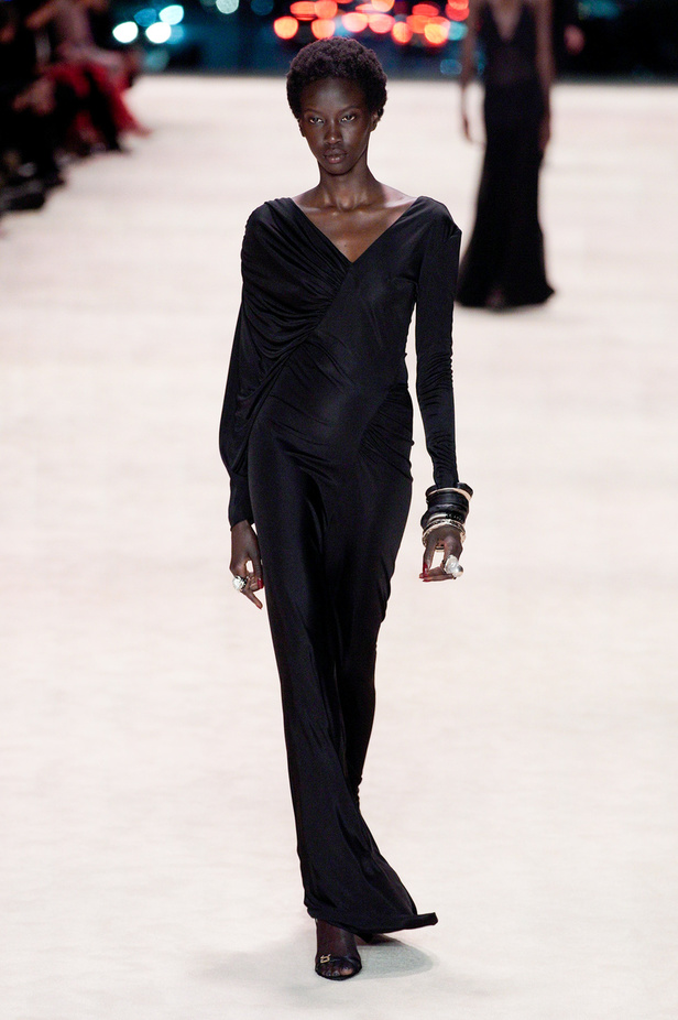 عرض أزياء Saint Laurent لشتاء 2022 بين كلاسيكية الألوان وجرأة الأقمشة  