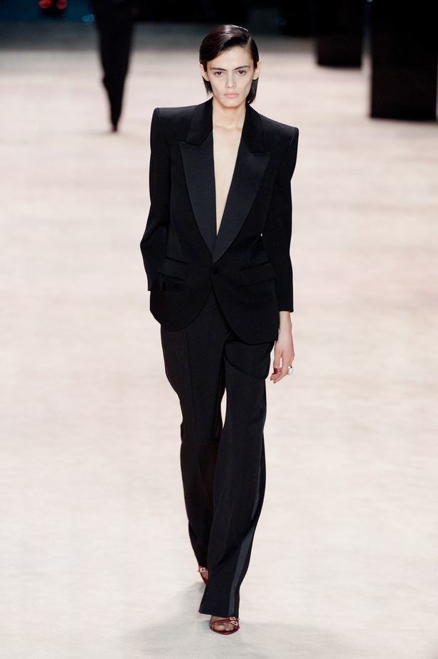 عرض أزياء Saint Laurent لشتاء 2022 بين كلاسيكية الألوان وجرأة الأقمشة  