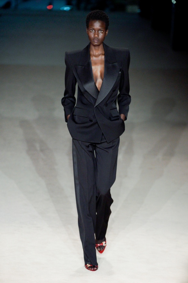 عرض أزياء Saint Laurent لشتاء 2022 بين كلاسيكية الألوان وجرأة الأقمشة  