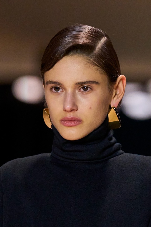 اطلالات جمالية من مجموعة Saint Laurent لخريف وشتاء 2022 