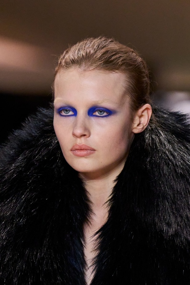 اطلالات جمالية من مجموعة Saint Laurent لخريف وشتاء 2022 