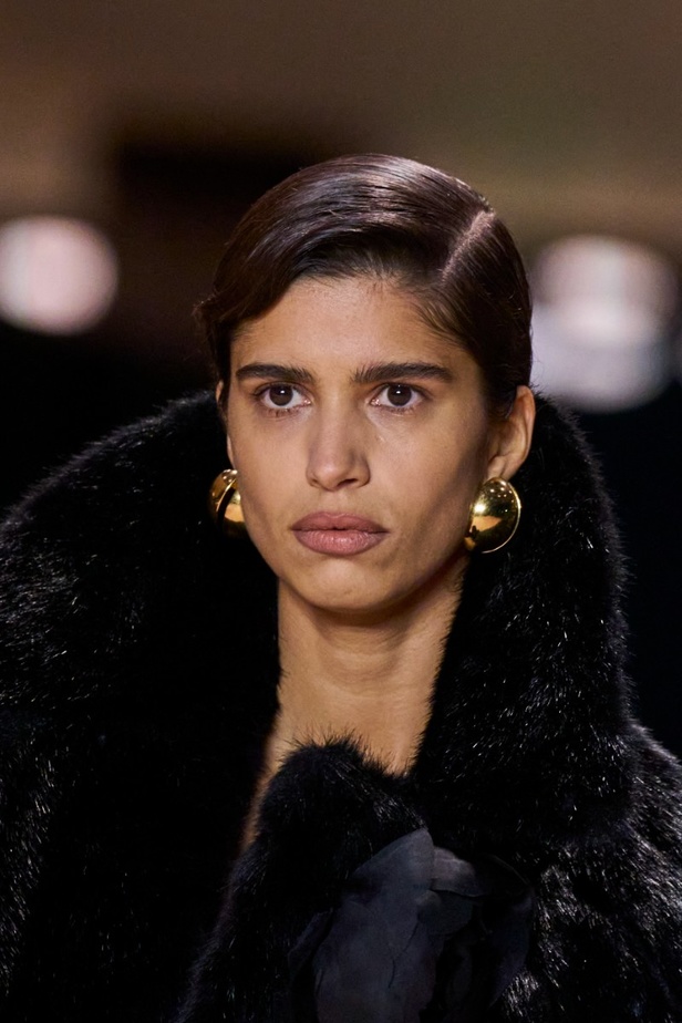 اطلالات جمالية من مجموعة Saint Laurent لخريف وشتاء 2022 