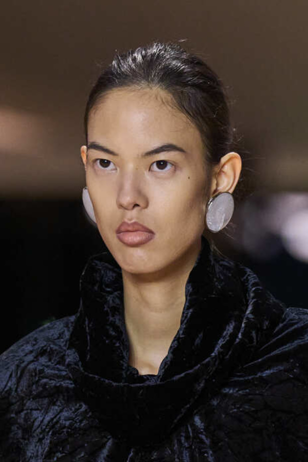 عرض أزياء Saint Laurent لشتاء 2022 بين كلاسيكية الألوان وجرأة الأقمشة  