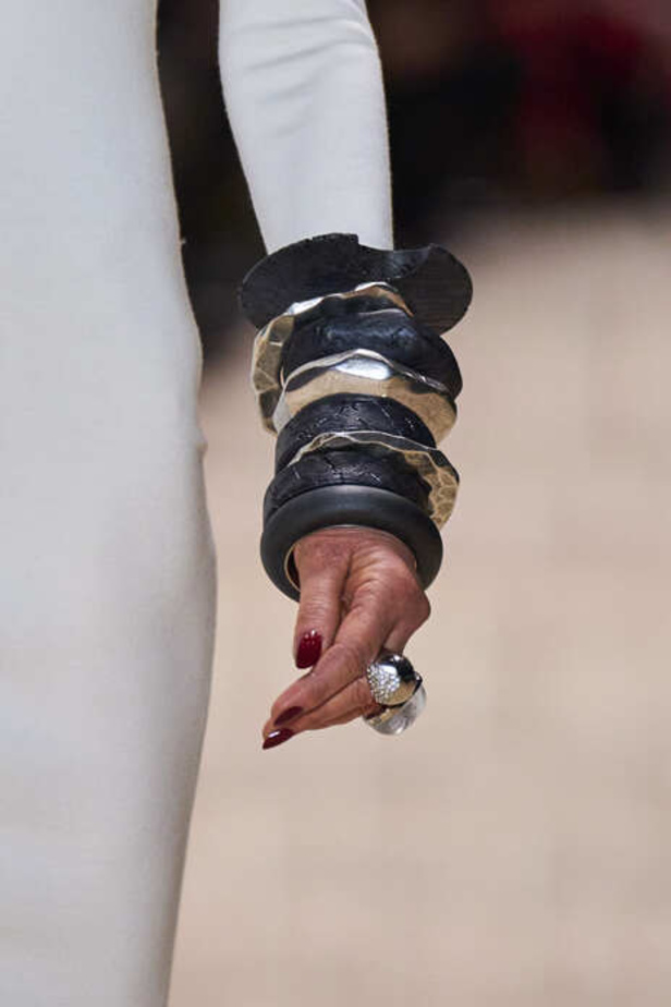 عرض أزياء Saint Laurent لشتاء 2022 بين كلاسيكية الألوان وجرأة الأقمشة  