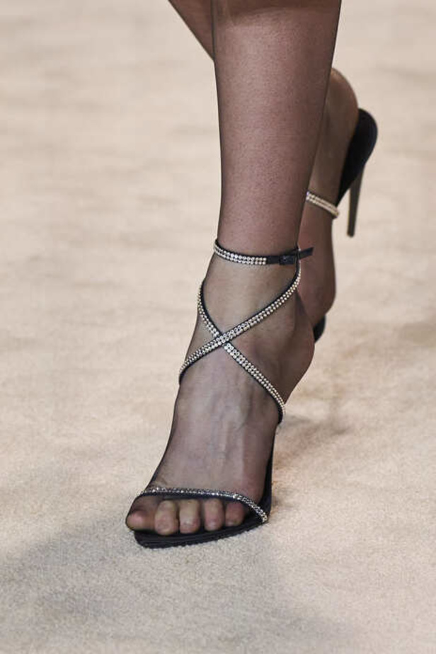 عرض أزياء Saint Laurent لشتاء 2022 بين كلاسيكية الألوان وجرأة الأقمشة  