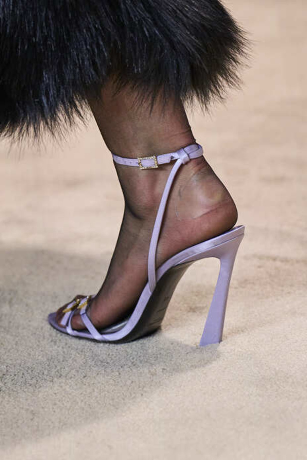 عرض أزياء Saint Laurent لشتاء 2022 بين كلاسيكية الألوان وجرأة الأقمشة  