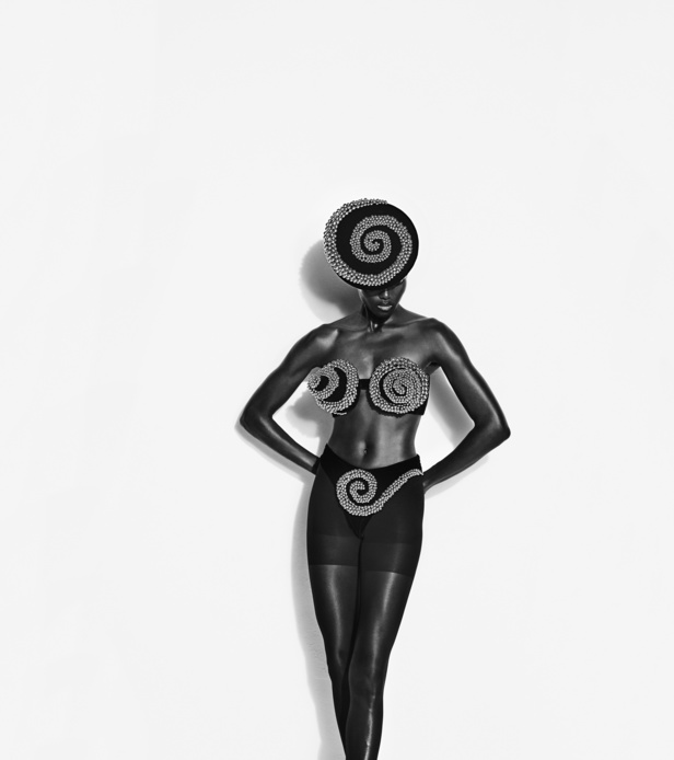 عرض أزياء مجموعة Schiaparelli لموسم خريف وشتاء 2022 في باريس