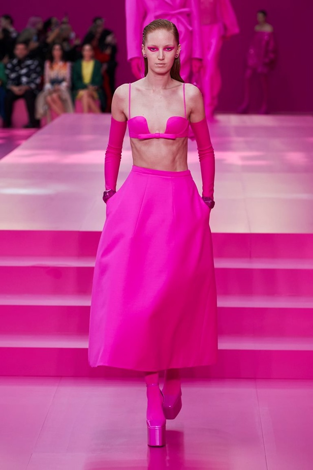 مجموعة Valentino لخريف وشتاء 2022 لون جديد وتقنيات مبهرة