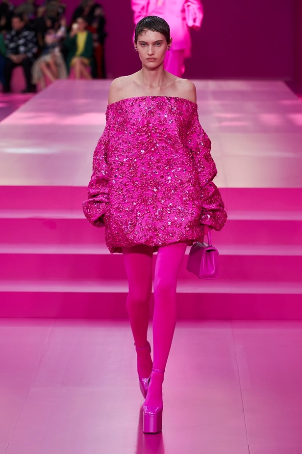 مجموعة Valentino لخريف وشتاء 2022 لون جديد وتقنيات مبهرة