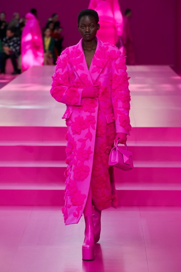 مجموعة Valentino لخريف وشتاء 2022 لون جديد وتقنيات مبهرة