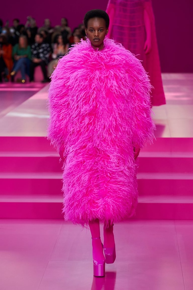 مجموعة Valentino لخريف وشتاء 2022 لون جديد وتقنيات مبهرة