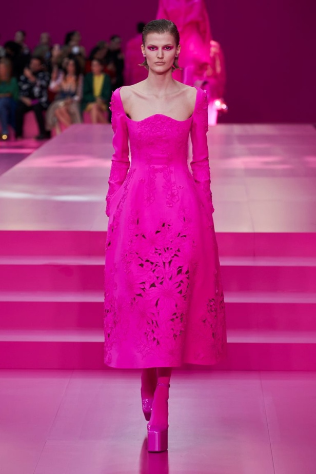 مجموعة Valentino لخريف وشتاء 2022 لون جديد وتقنيات مبهرة