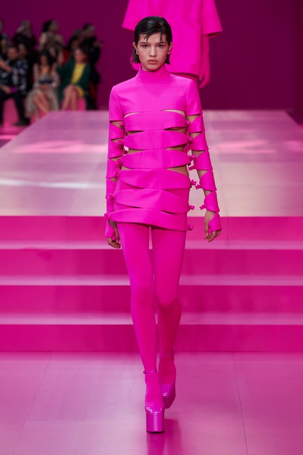 مجموعة Valentino لخريف وشتاء 2022 لون جديد وتقنيات مبهرة