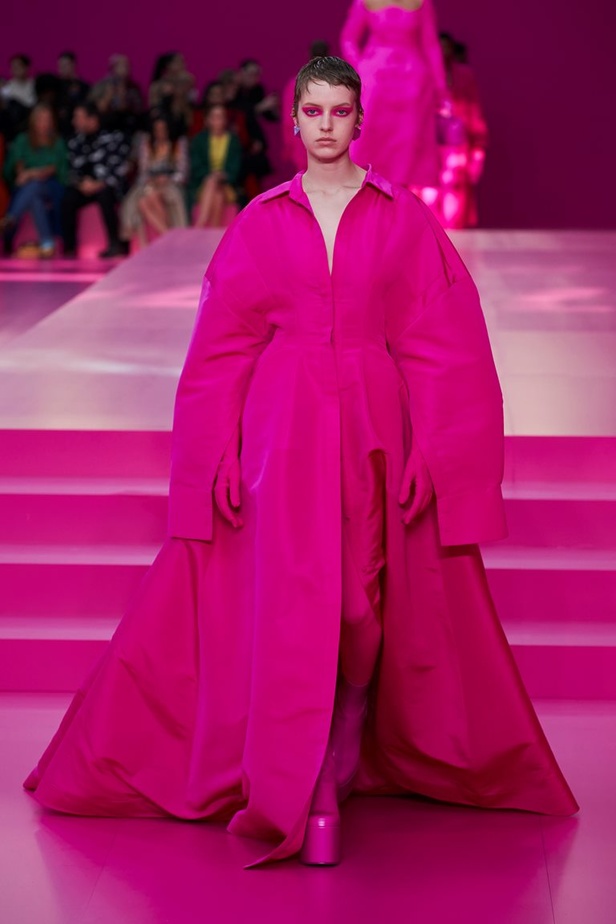 مجموعة Valentino لخريف وشتاء 2022 لون جديد وتقنيات مبهرة