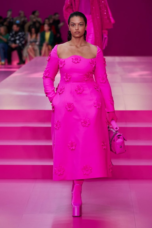 مجموعة Valentino لخريف وشتاء 2022 لون جديد وتقنيات مبهرة