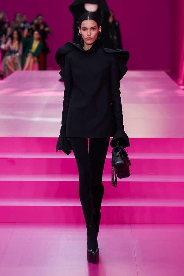 مجموعة Valentino لخريف وشتاء 2022 لون جديد وتقنيات مبهرة